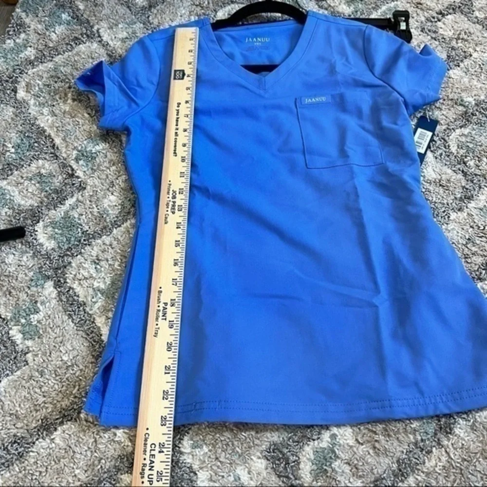 Jaanuu Women's 3-Pocket V-Neck Short Sleeve scrub top size XXS